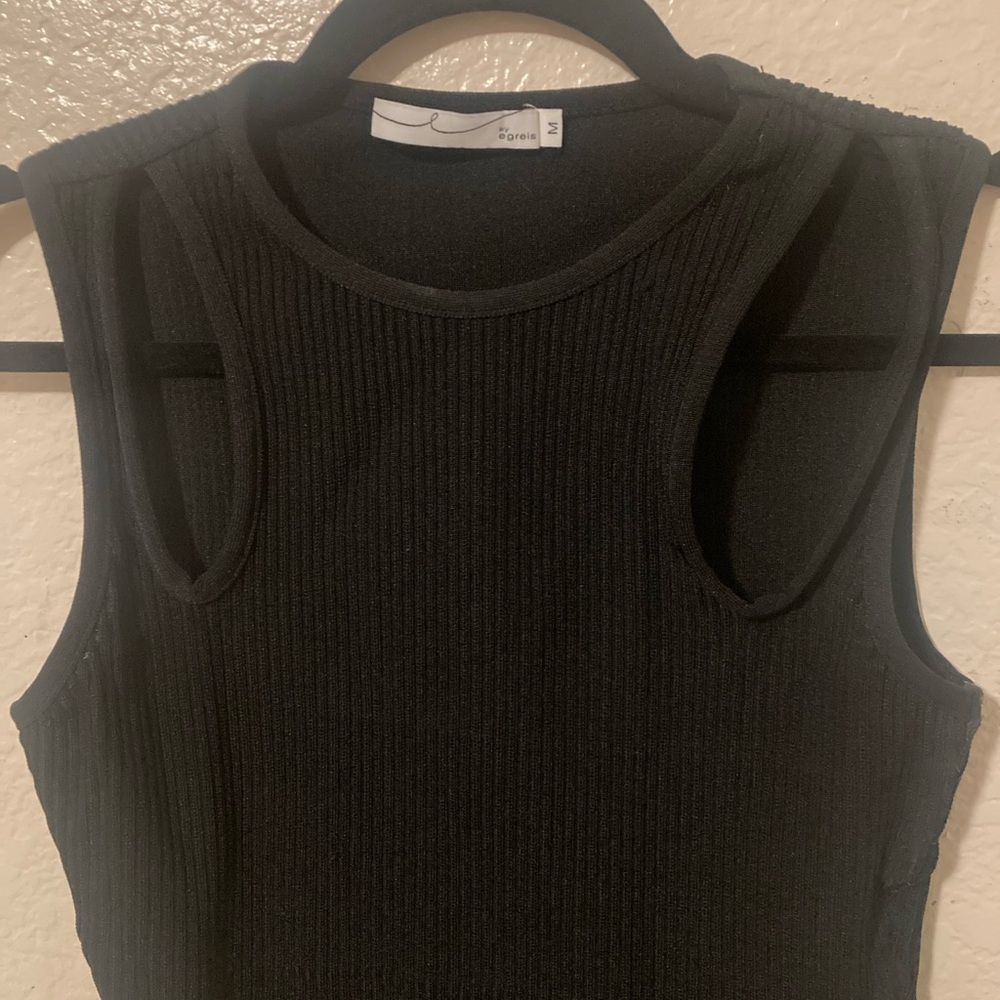 Elegant Black Ribbed Tank Top with cut out design - Picture 3 of 4